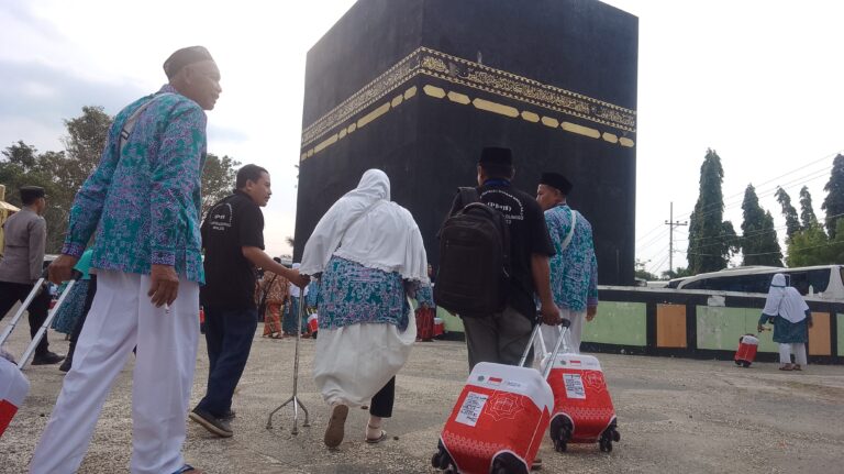 Semangat Jemaah Haji: Pakai Tongkat hingga Kursi Roda