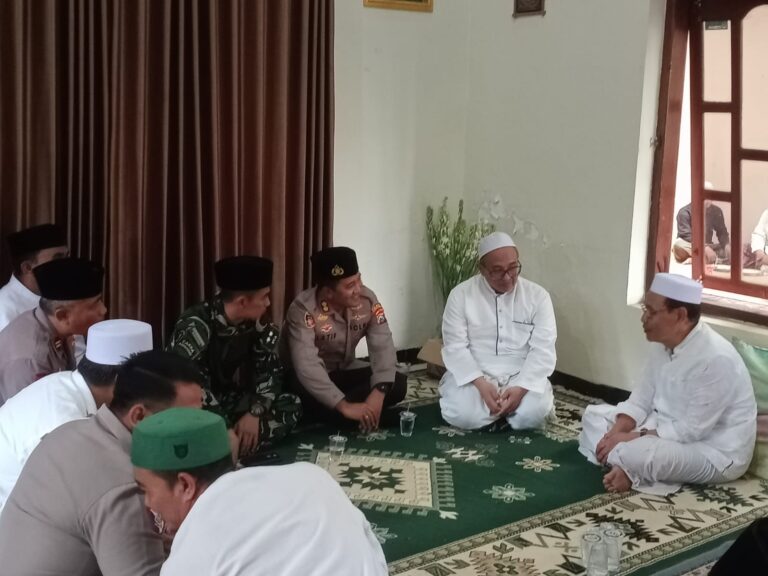 Sejumlah Tokoh Takziah ke Rumah Duka KH Munir Kholili, Bupati hingga  Ketua MUI Jatim